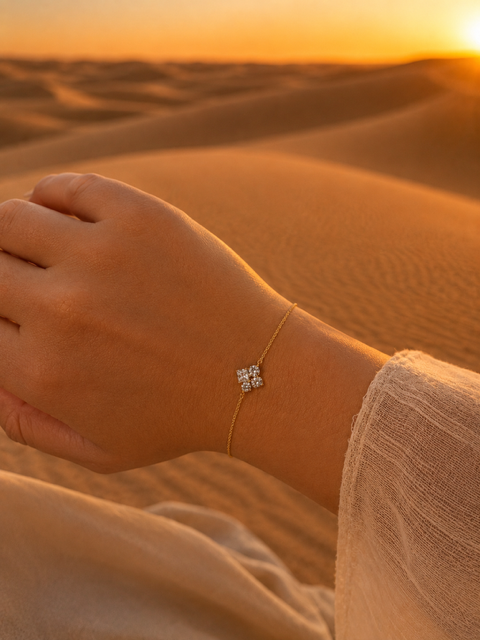 Bracelet EMELINE | Bracelet en acier inoxydable doré orné d'un motif floral en zirconiums