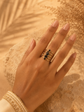 Bague AMIRA Noire | Bague en acier inoxydable doré & perles naturelles noires