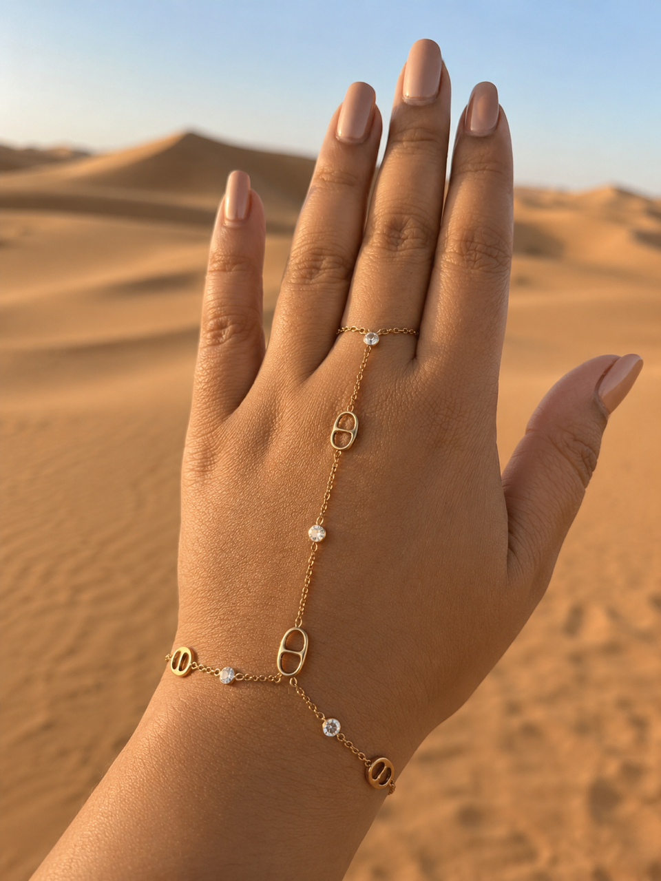 Chaîne de main dorée AZORIA | Bijou de main raffiné en acier inoxydable