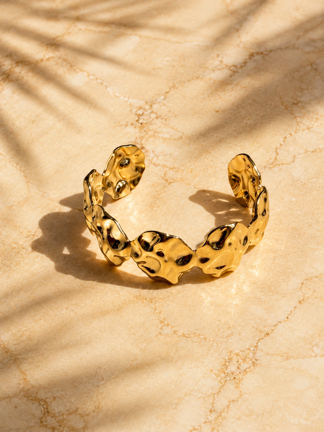 Jonc doré YELIZ | Bracelet martelé chic et bohème