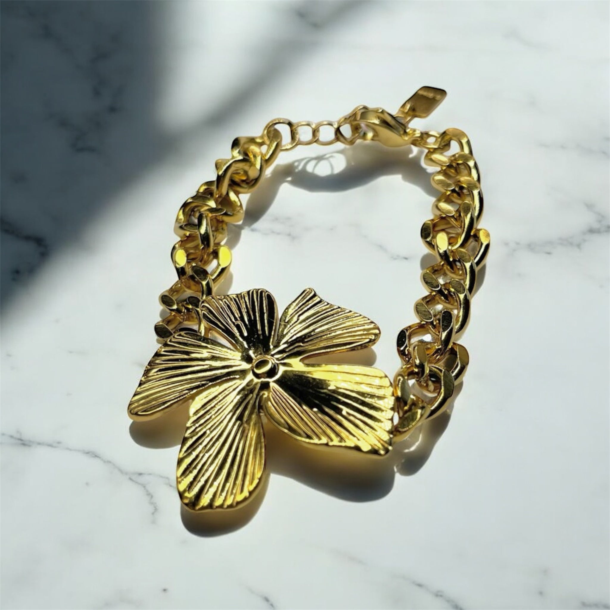 Bracelet fleur doré femme | Bijou élégant “Divine Blossom”