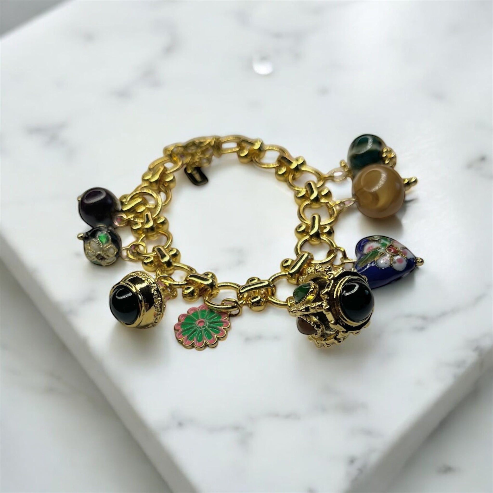 Bracelet charms doré | Bijou vintage “Majesté Vintage”
